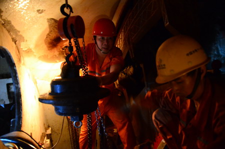 盾構(gòu)機(jī)開倉(cāng)換刀難手拉葫蘆幫大忙